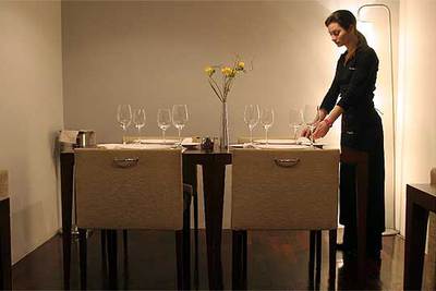 Una mesa del comedor del restaurante Fábula. Abajo, migas del siglo XXI sobre base de pisto manchego y patatas  chips. 