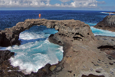 Naturaleza petrificada en el puente de lava situado en la zona del Charco Manso, en el norte de la isla.rnrnPatio del restaurante La Higuera de Abuela, en Echedo.