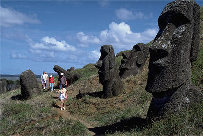 Un grupo de turistas pasea entre los moais de las faldas del volcán Rano Raraku, en la isla de Pascua.rnrnConstrucción de arquitectura tradicional en el Ecomuseo de Ungersheim, en la Alsacia francesa. Derecha, Blancaneaux,   resort   de Francis Ford Coppola en Recife.