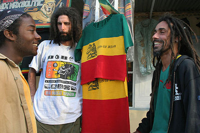 Dos  rastafaris  italianos, ante una tienda de recuerdos de Bob Marley en Addis Abeba.