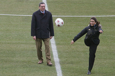 Nawal el Mutawakel golpea la pelota ante el alcalde, Alberto Ruiz-Gallardón, sobre el césped del estadio Bernabéu.