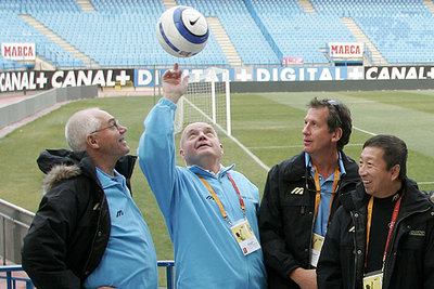 Bob Elphiston, Paul Henderson, Simon Balderstone y Ser Miang Ng juegan con un balón en el Calderón.
