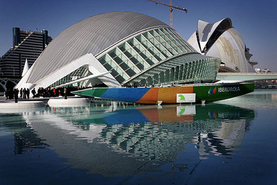 Uno de los barcos de entrenamiento de la tripulación, ayer, en la Ciudad de las Artes y las Ciencias de Valencia.