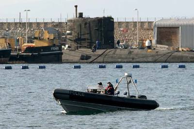 Una patrulla de la policía gibraltareña vigila el submarino  Sceptre  mientras es reparado.