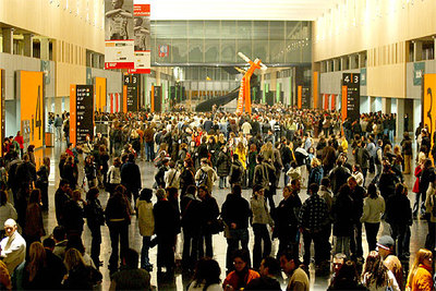 Cientos de personas aguardan la apertura de puertas para el concierto de Bryan Adams.