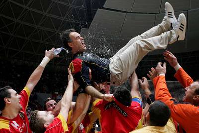 Varios jugadores  mantean  al seleccionador, Juan Carlos Pastor.