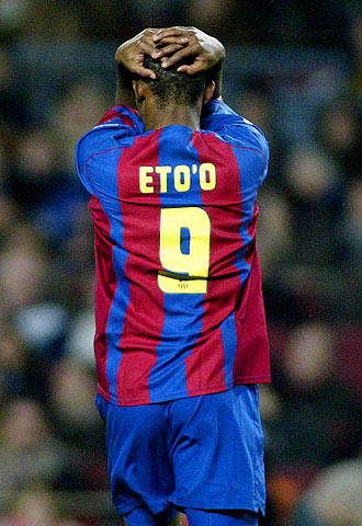Eto'o se lleva las manos a la cabeza tras fallar una jugada.