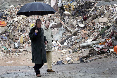 El presidente de la Generalitat, Pasqual Maragall, visita el barrio del Carmel de Barcelona.