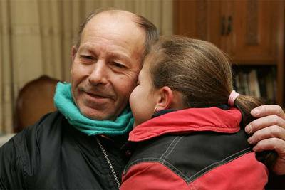 Alejo P. R. abraza a su hija en Sevilla.