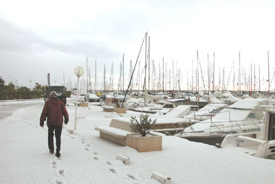 El temporal de nieve llega hasta la costa de Almería y colapsa la A-92
