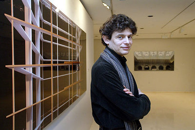 José Manuel Ballester, junto a dos de sus recientes fotografías de la ampliación del Museo del Prado que se exhiben en el IVAM.