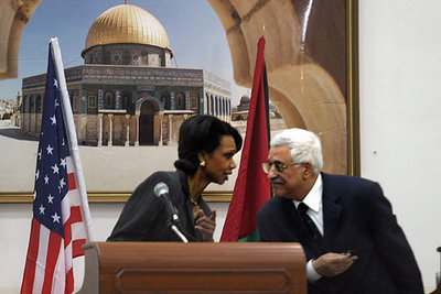 Condoleezza Rice y Mahmud Abbas, durante una conferencia de prensa ayer en Ramala.