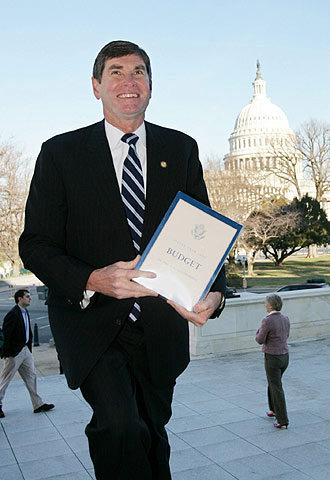 El congresista Jim Ryun muestra el presupuesto, ayer en el Capitolio.