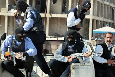 Despliegue de policías iraquíes ante una comisaría de la ciudad santa chií de Nayaf.