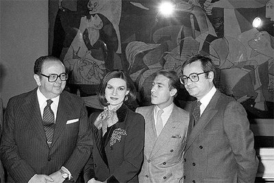 Octubre de 1981, de izquierda a derecha, Íñigo Cavero, ministro de Cultura; Paloma Picasso y Rafael López-Cambil, su esposo entonces, y Javier Tusell, durante el acto inaugural de la exposición del  Guernica  en el Casón del Buen Retiro de Madrid.