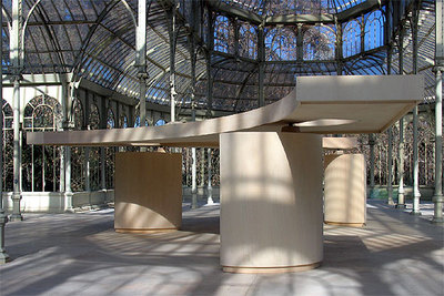 Una vista de la instalación  Sombra entre los aros del aire  (2003), de Gabriel Orozco, en el palacio de Cristal del Retiro madrileño.