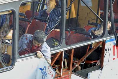 Tres israelíes yacen muertos en un autobús tras un atentado suicida en Jerusalén en mayo de 2003.