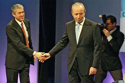 El socialista José Sócrates (izquierda) saluda a su rival, el conservador Pedro Santana Lopes, el pasado jueves.