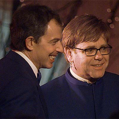 El primer ministro Tony Blair, con el cantante Elton John.