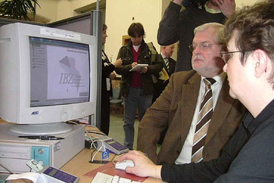 Una funcionaria belga tramita el nuevo DNI electrónico.