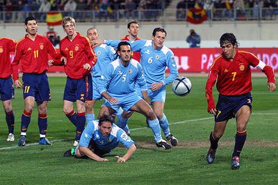 Raúl trata de rematar ante Torres y cuatro jugadores de San Marino durante el partido de ayer. Detrás, Marchena.