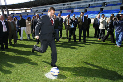 Rajoy falla dos penaltis ante el alcalde de Almería