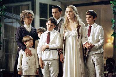 Johnny Depp y Kate Winslet, en el centro, y Julie Christie, a la izquierda, en  Descubriendo Nunca Jamás. 