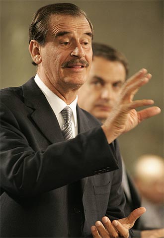 Fox (en primer término) y Zapatero, durante la rueda de prensa.