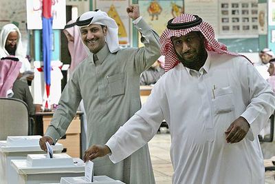 Dos saudíes votan en las elecciones municipales celebradas ayer en Riad.