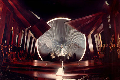 Una imagen de la escenografía de 'Lohengrin' de la Ópera de Berlín, que ahora llega al Teatro Real.