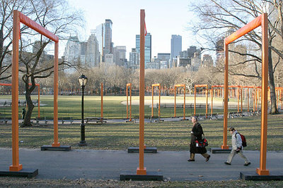 Una vista de las  puertas  pertenecientes al proyecto  The gates,  de Christo y Jeanne-Claude, instaladas en Central Park, en Nueva York.