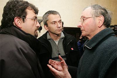 El monje Agirre, a la derecha, ayer, con los radicales  abertzales  Joseba Permach y Juan José Petrikorena.