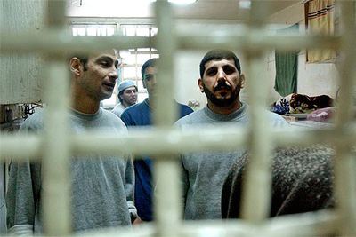 Prisioneros palestinos en las celdas de la prisión de Nitzan, en Ramle (Israel).