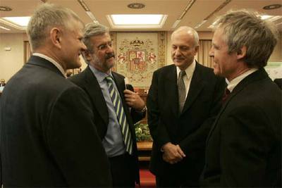 Horst Störmer (derecha) conversa con Manuel Marín (segundo desde la izquierda).