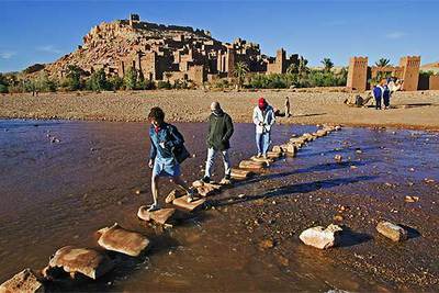 Un viaje de una semana en autobús por el sur de Marruecos, con visitas a   kasbahs   de adobe como la de  Ait Benhaddou (en la foto) y rutas a pie y en 4×4, cuesta, para las próximas vacaciones, 389 euros por persona.