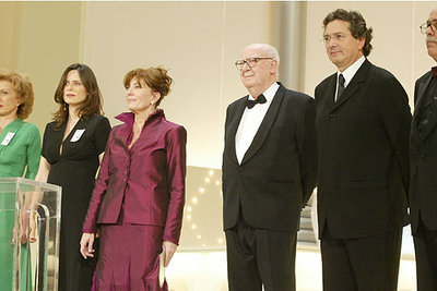 Presidentes de la Academia, en la gala de los Goya de 2004. De izquierda a derecha, Marisa Paredes, Aitana Sánchez Gijón, Mercedes Sampietro, José Luis Borau, Gerardo Herrero y Antonio Giménez Rico.
