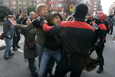 Allegados de uno de los detenidos provocaron incidentes durante el registro de su vivienda, en Vitoria.