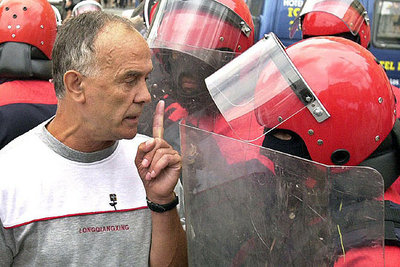 Anjel Alkalde, discute con un  ertzaina  durante una concentración en Bilbao en agosto de 2003.