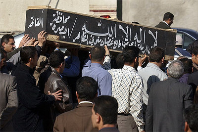 Entierro en Basora del juez Taha al Basri, asesinado por los insurgentes.