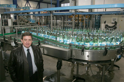 Javier Malcorra, gerente de Agua de Insalus, en la factoría de Lizartza.