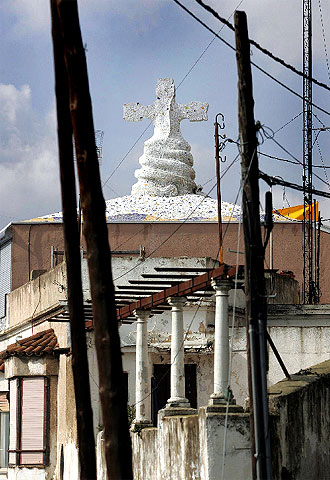 Una casa, en la montaña del Carmel, coronada con una cúpula inspirada en elementos gaudinianos.