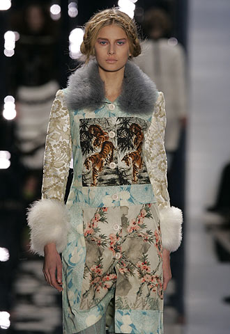 Abrigo en  collage  de brocados y piel de Custo Barcelona.