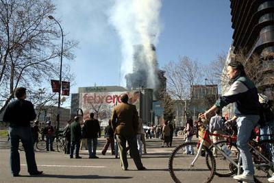 MIles de personas siguieron el incendio en directo. Vista desde el paseo de la Castellana.