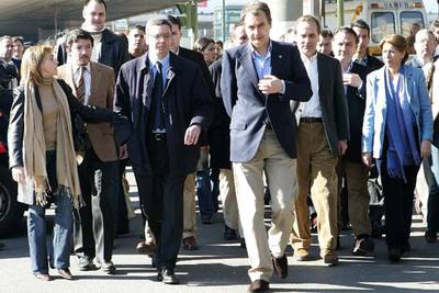 El presidente Zapatero, en su visita a la zona, acompañado por el alcalde de Madrid ( a su derecha) y  los ministros de Interior y Fomento (a su izquierda).