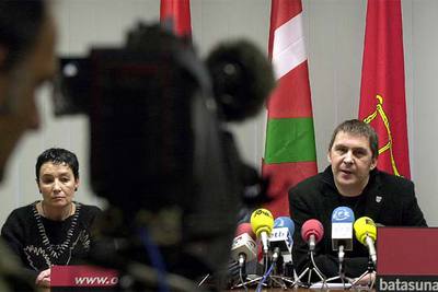 Jone Goirizelaia y Arnaldo Otegi, durante la rueda de prensa en San Sebastián.