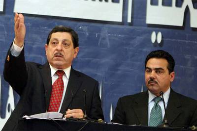 El portavoz de la Comisión Electoral iraquí, Farid Ayar (izquierda), anuncia los resultados de los comicios.