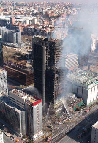 Vista aérea del estado en que quedó la torre Windsor tras el incendio.