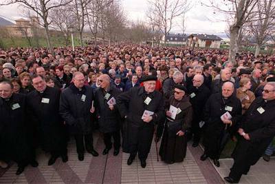 Los obispos vascos y de Navarra, en una fotografía de 2001. En el centro, el arzobispo Fernando Sebastián.