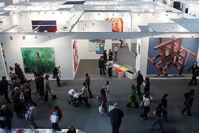 Una vista de Arco, con  El hombre verdoso en la jungla , de Elena Blasco (izquierda), y  Rotchenko japonesa blanca , de Manu Muniategiandikoetxea (derecha).