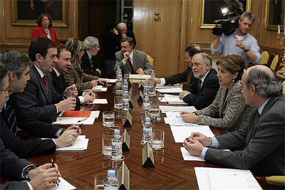 La ministra de Fomento, Magdalena Álvarez, con Joan Ignasi Pla y alcaldes de L'Horta, ayer en Madrid.
